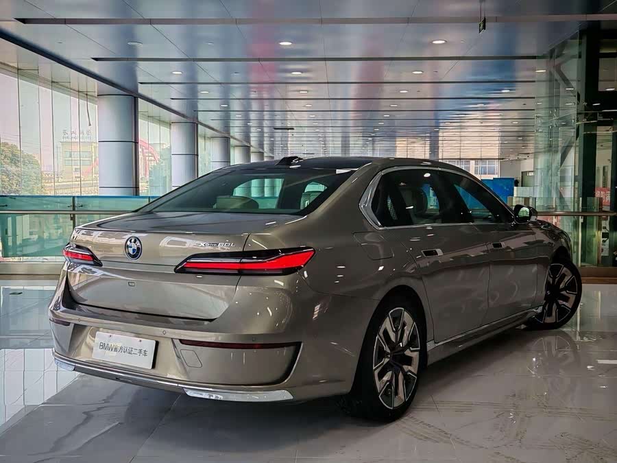 BMW i7 2022 car image #5