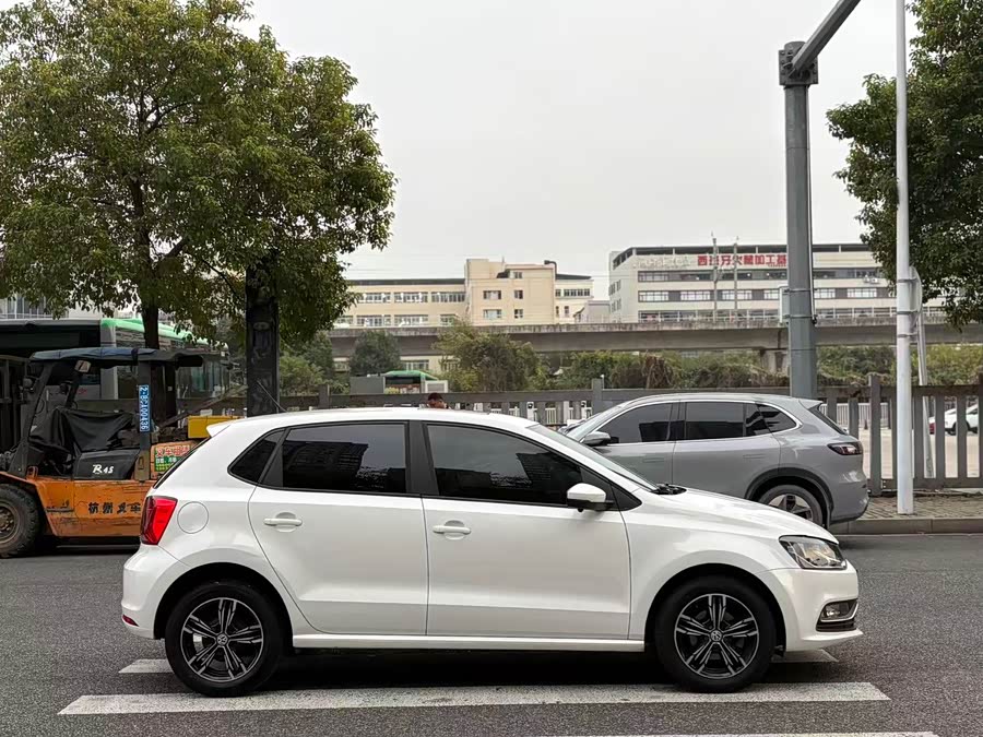 Volkswagen Polo 2016 car image #5