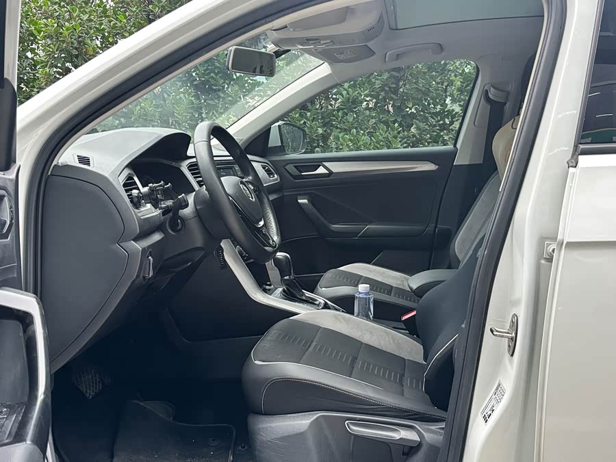 Volkswagen T-Roc 2021 car image #5