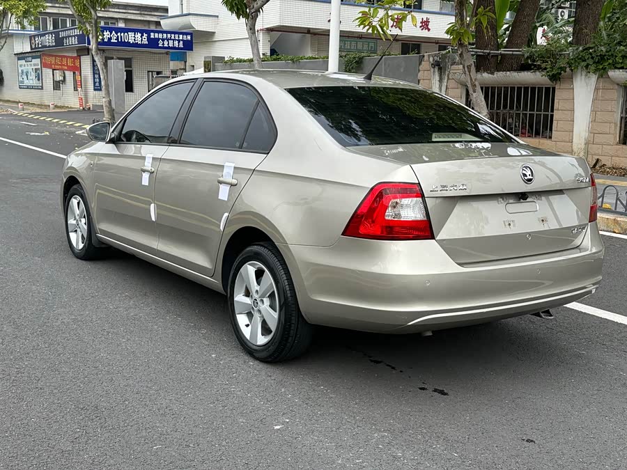 Skoda Rapid 2014 car image #5