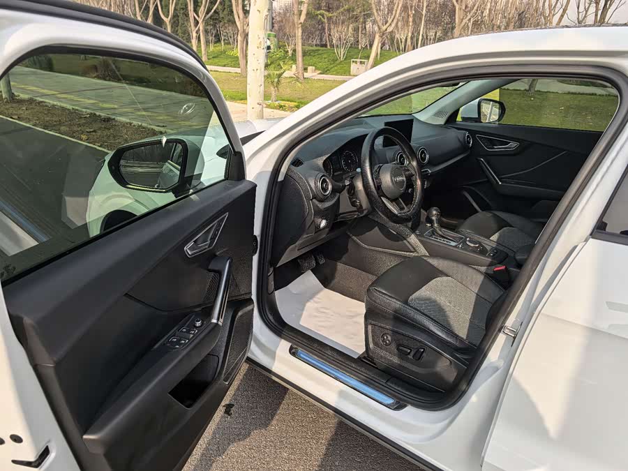 Audi Q2L 2021 car image #5