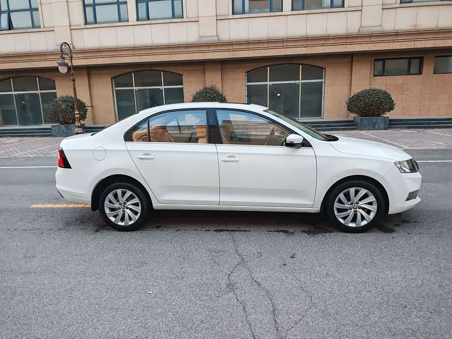 Skoda Rapid 2018 car image #5