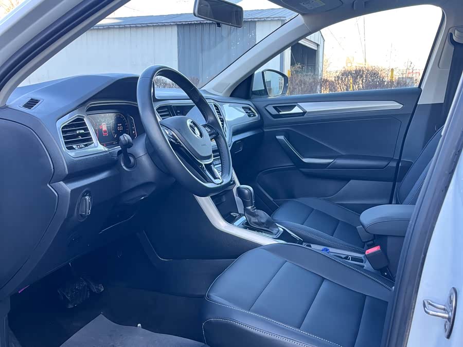 Volkswagen T-Roc 2022 car image #5