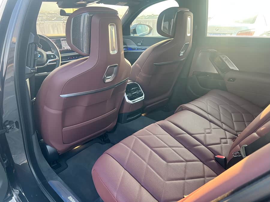 BMW 7 Series 2024 car image #5