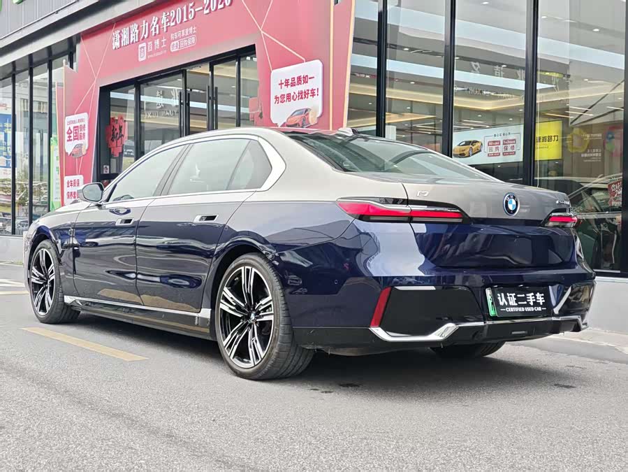 BMW i7 2025 #5 BMW i7 2025 car image #5