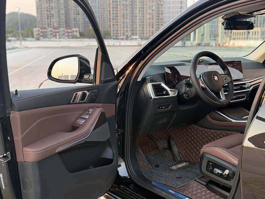 BMW X7 2024 car image #5