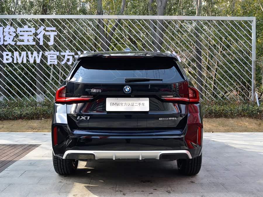 BMW iX1 2025 car image #5