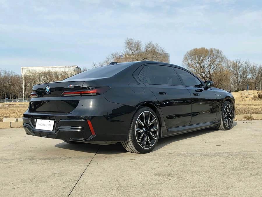 BMW i7 M70L 2025 car image #5