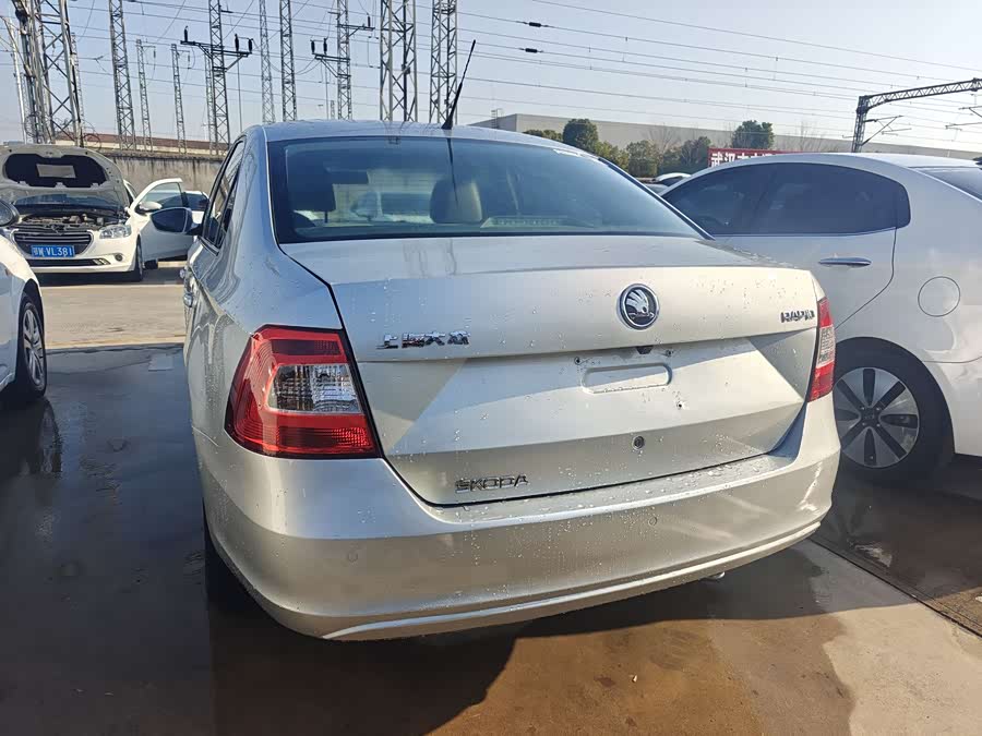 Skoda Rapid 2015 car image #5