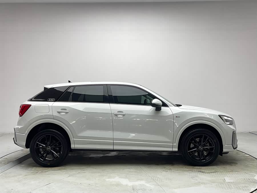 Audi Q2L 2023 car image #5