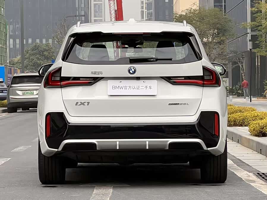 BMW iX1 2025 car image #5