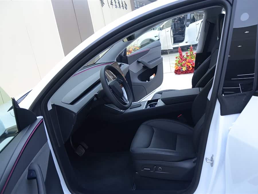 Tesla Model Y 2025 #5 Tesla Model Y 2025 car image #5