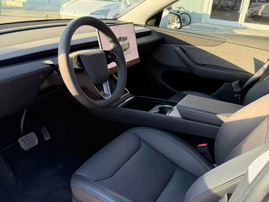 Tesla Model Y 2025 #5 Tesla Model Y 2025 car image #5