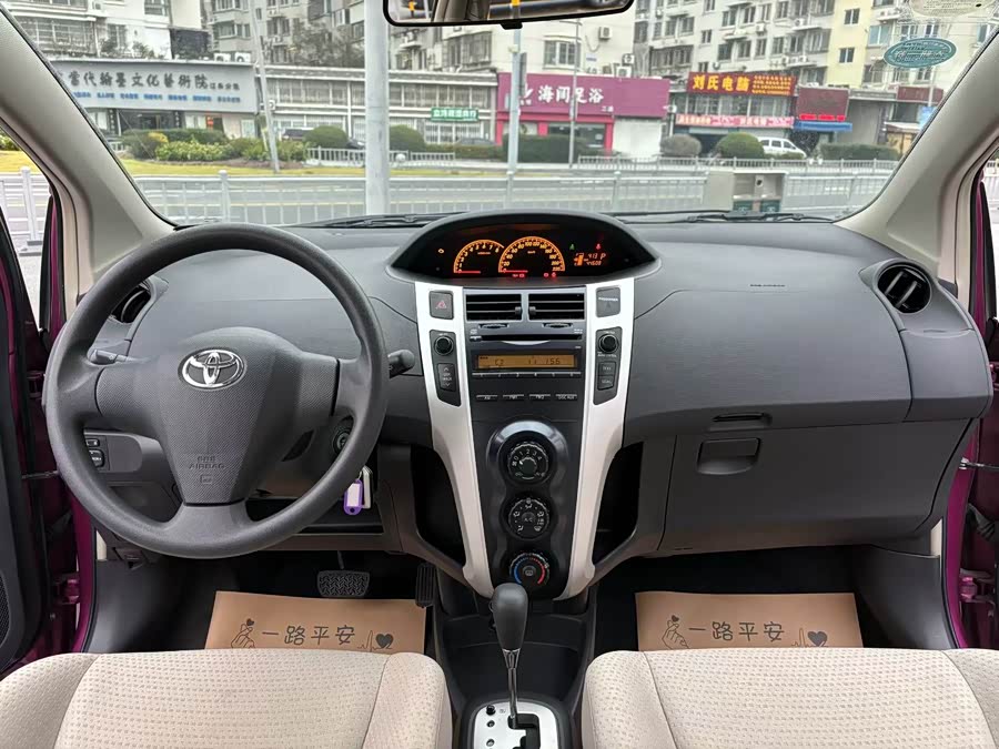 Toyota Yaris 2011 car image #5