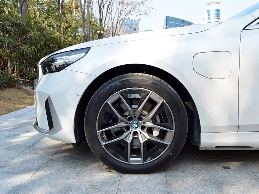 BMW i5 2025 car image #5
