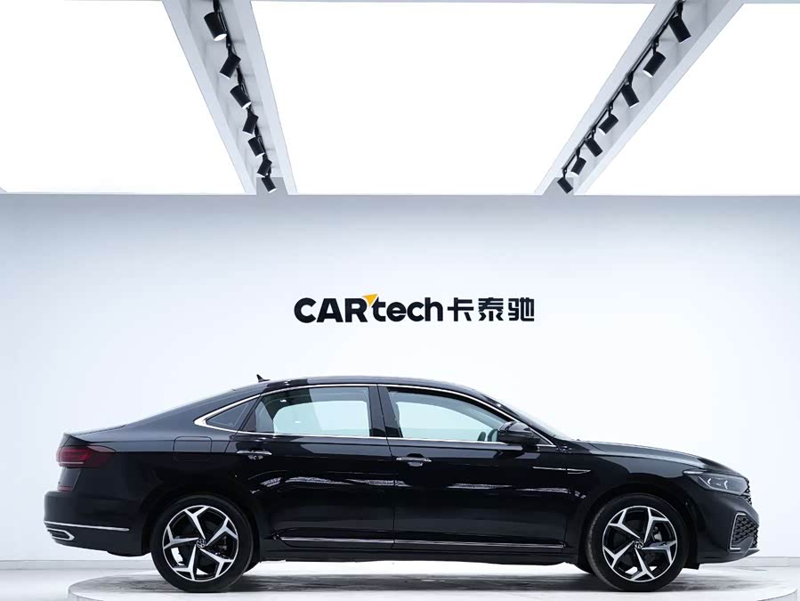 Volkswagen Passat 2023 immagine di auto #5