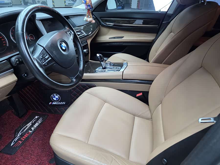 BMW 7 Series 2011 car image #5