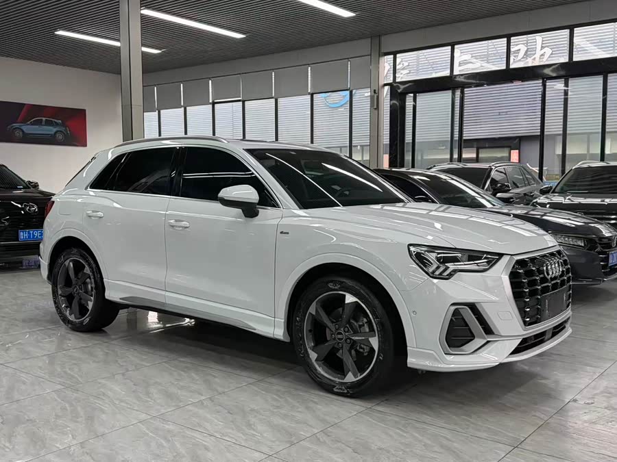 Audi Q3 2022 car image #5