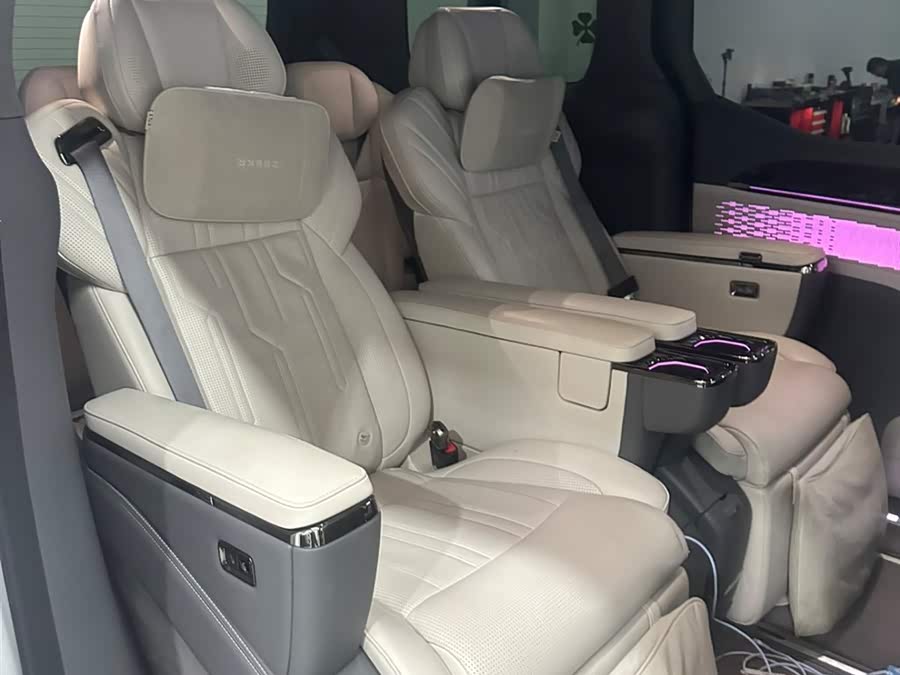 Zeekr 009 2024 car image #5