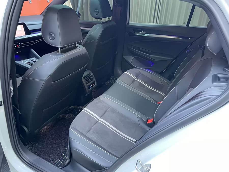 Volkswagen Golf 2023 car image #5