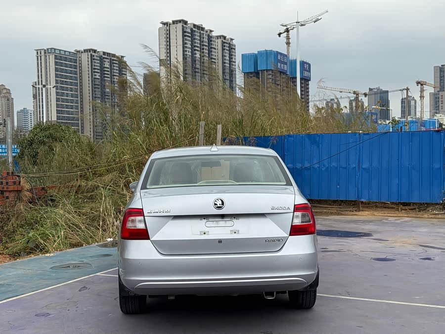 Skoda Rapid 2015 car image #5