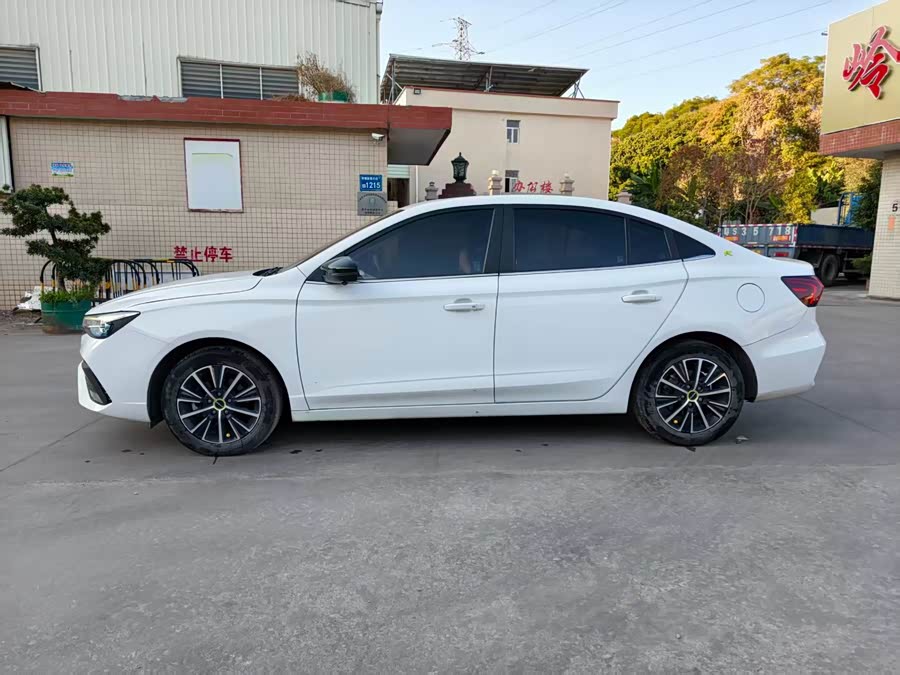 Roewe i5 2022 #5 Roewe i5 2022 car image #5