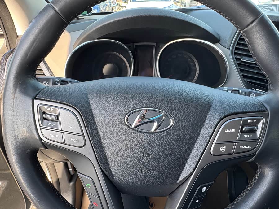 Hyundai Grand Santa Fe 2015 car image #5