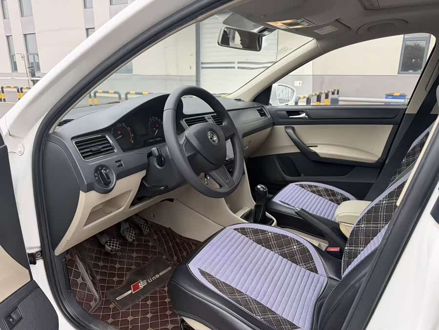 Skoda Rapid 2015 car image #5