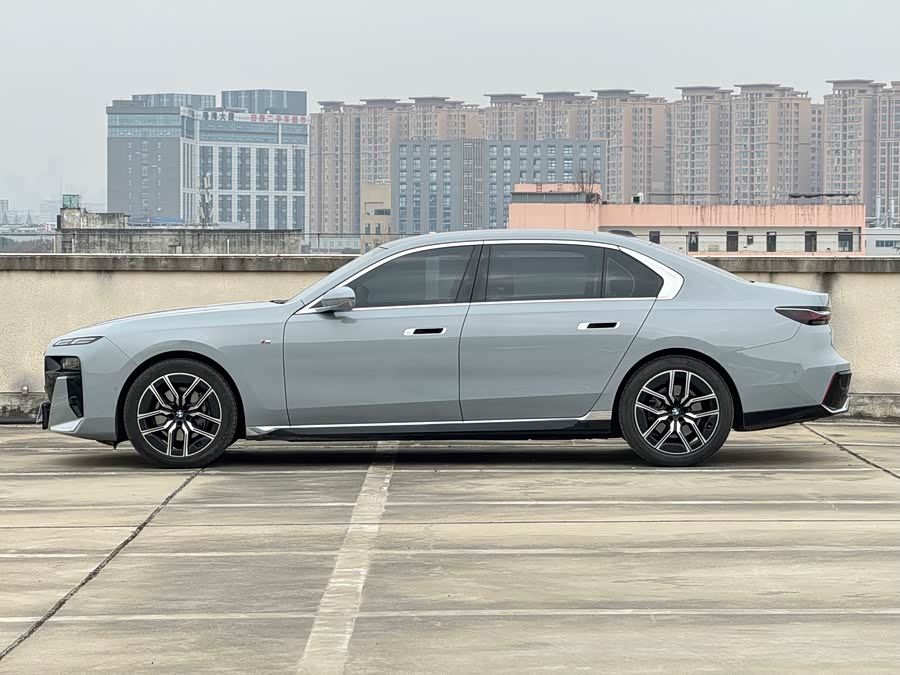 BMW 7 Series 2024 car image #5