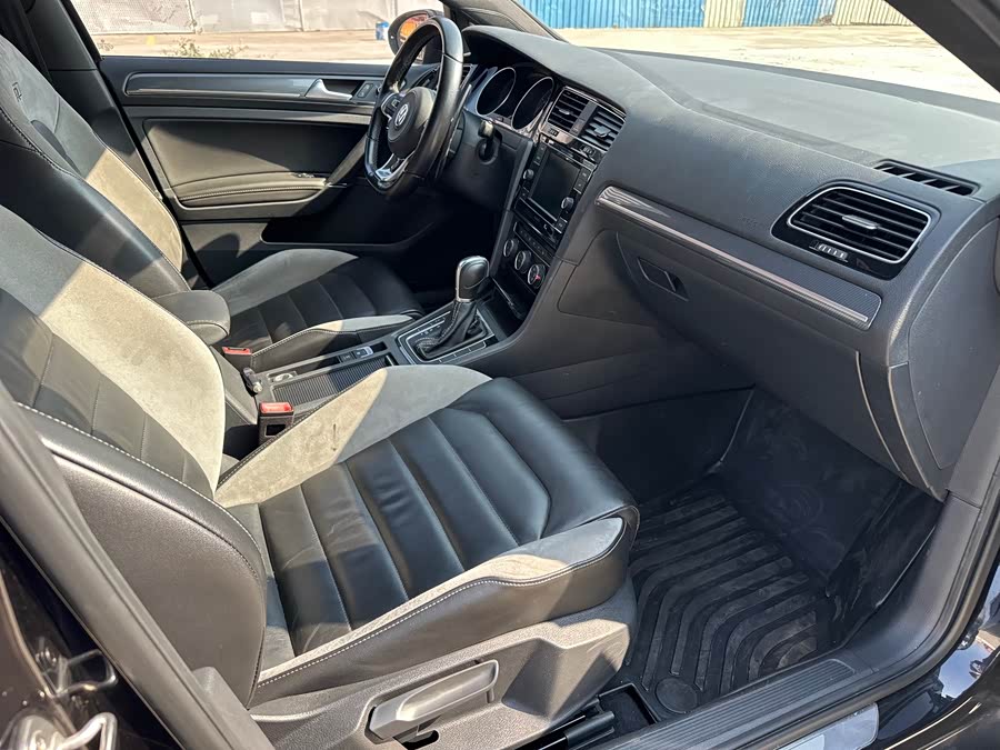 Volkswagen Golf 2018 car image #5