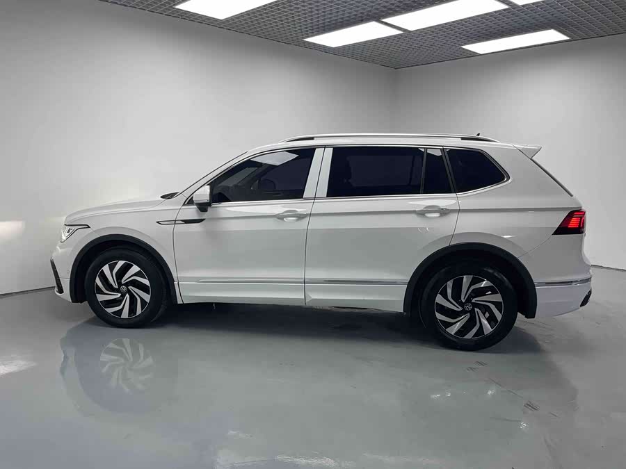 Volkswagen Tiguan L 2024 immagine di auto #5