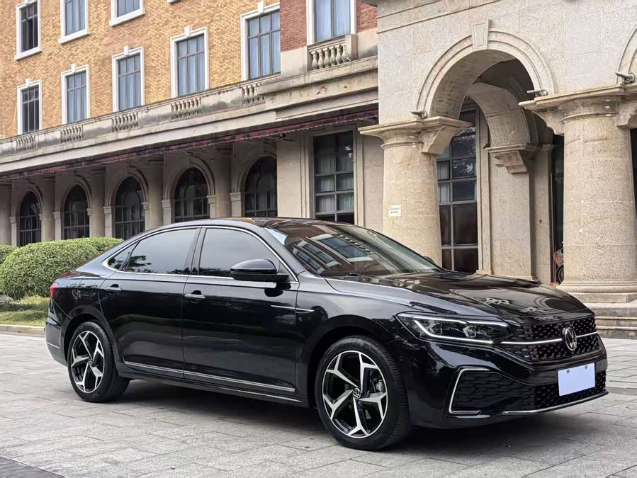 Volkswagen Passat 2024 immagine di auto #5