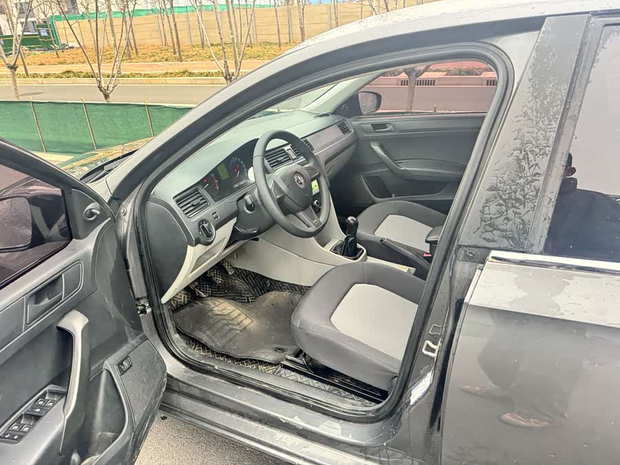 Skoda Rapid 2016 car image #5