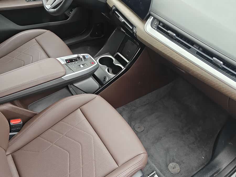 BMW iX1 2025 car image #5