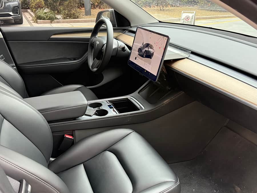 Tesla Model Y 2022 #5 Tesla Model Y 2022 car image #5
