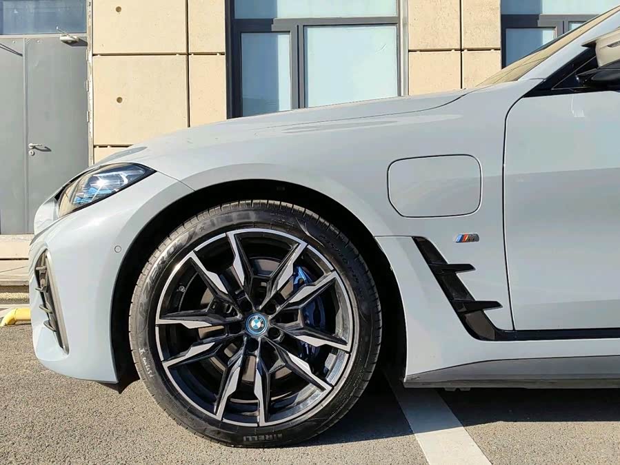 BMW i4 2025 car image #5