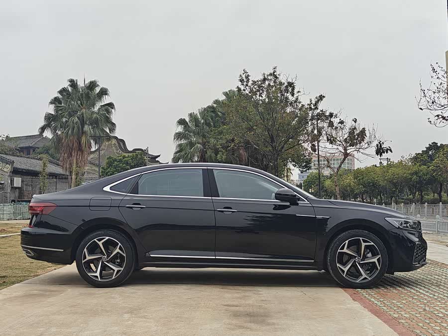 Volkswagen Passat 2023 car image #5