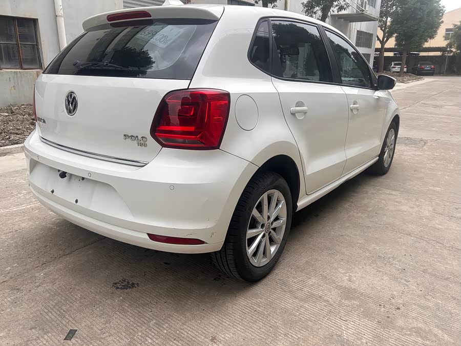 Volkswagen Polo 2015 car image #5