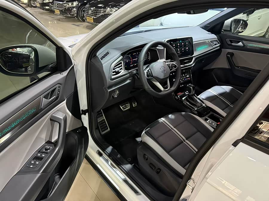 Volkswagen T-Roc 2024 car image #5