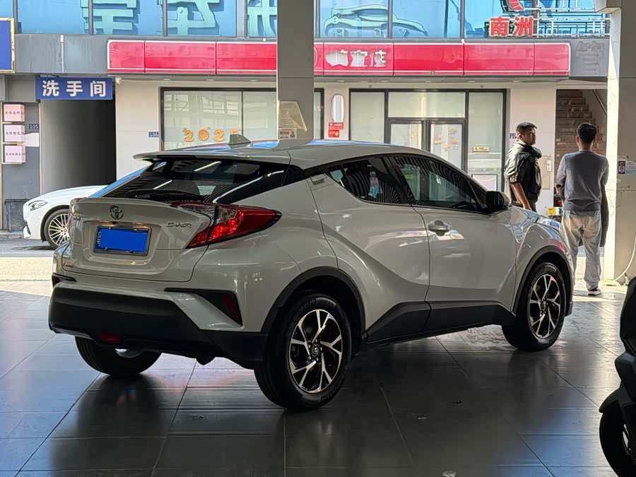 Toyota C-HR 2020 car image #5