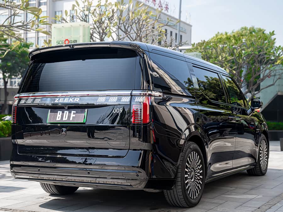 Zeekr 009 2024 car image #5