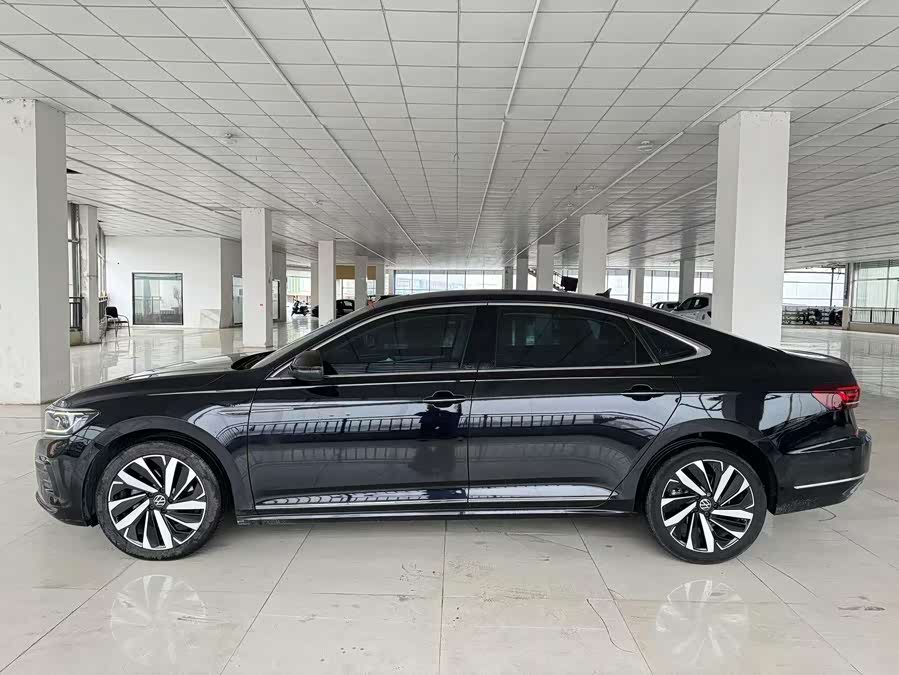 Volkswagen Passat 2021 immagine di auto #5