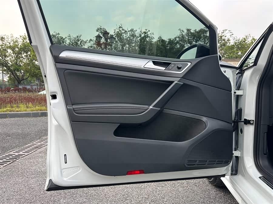 Volkswagen Golf 2019 car image #5