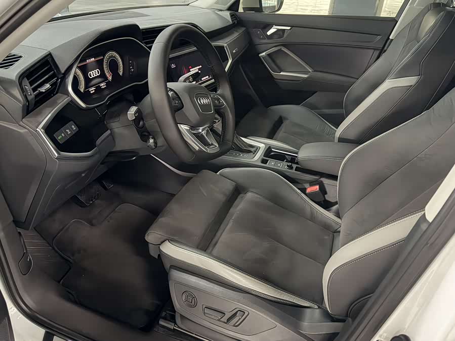 Audi Q3 2023 car image #5