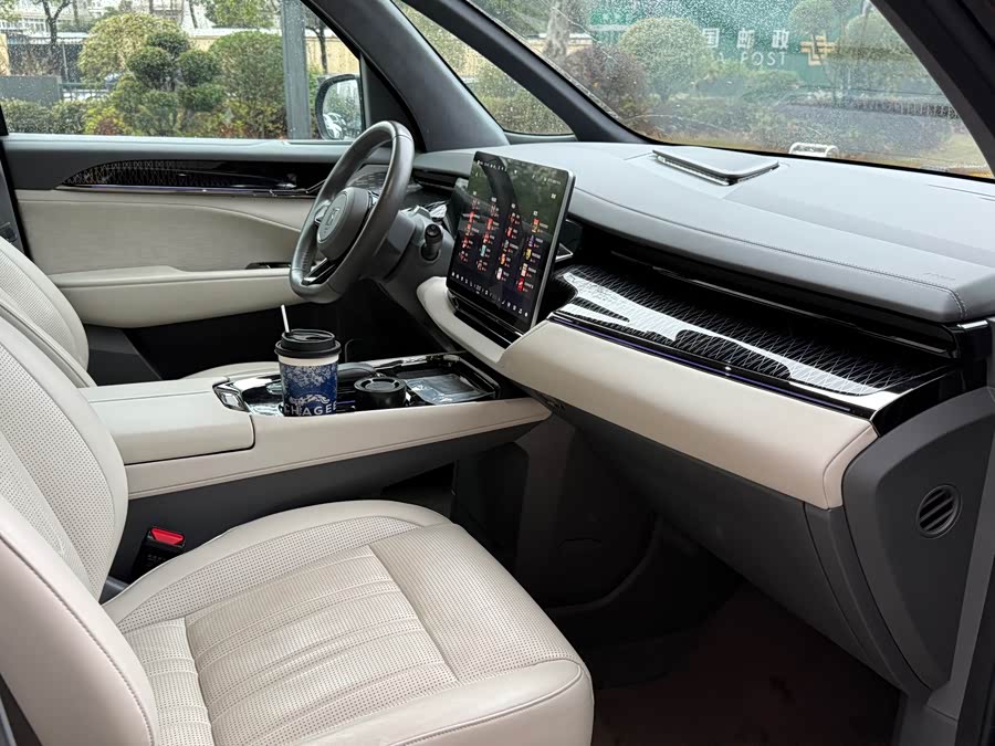 Zeekr 009 2023 car image #5