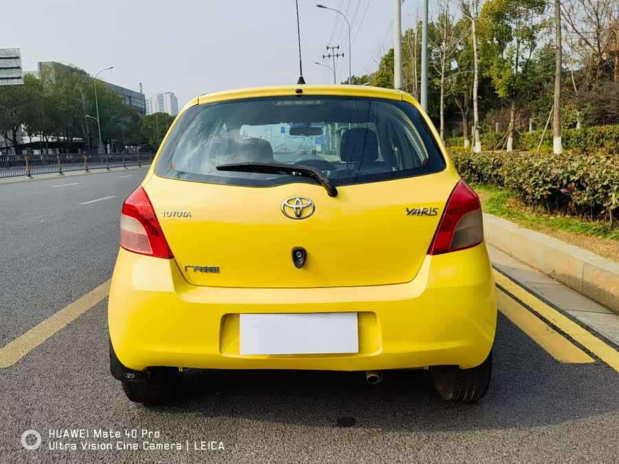 Yaris 2011 car image #5