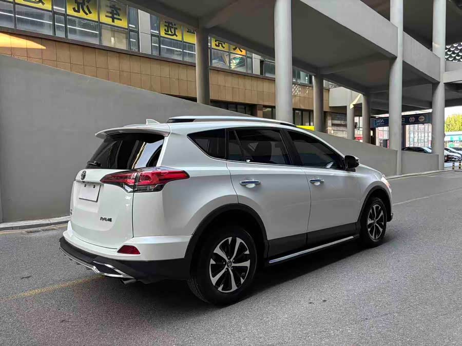 Toyota RAV4 2017 car image #5