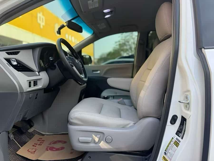 Toyota SIENNA 2018 car image #5