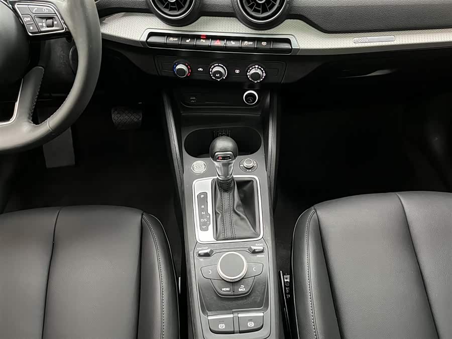 Audi Q2L 2021 car image #5