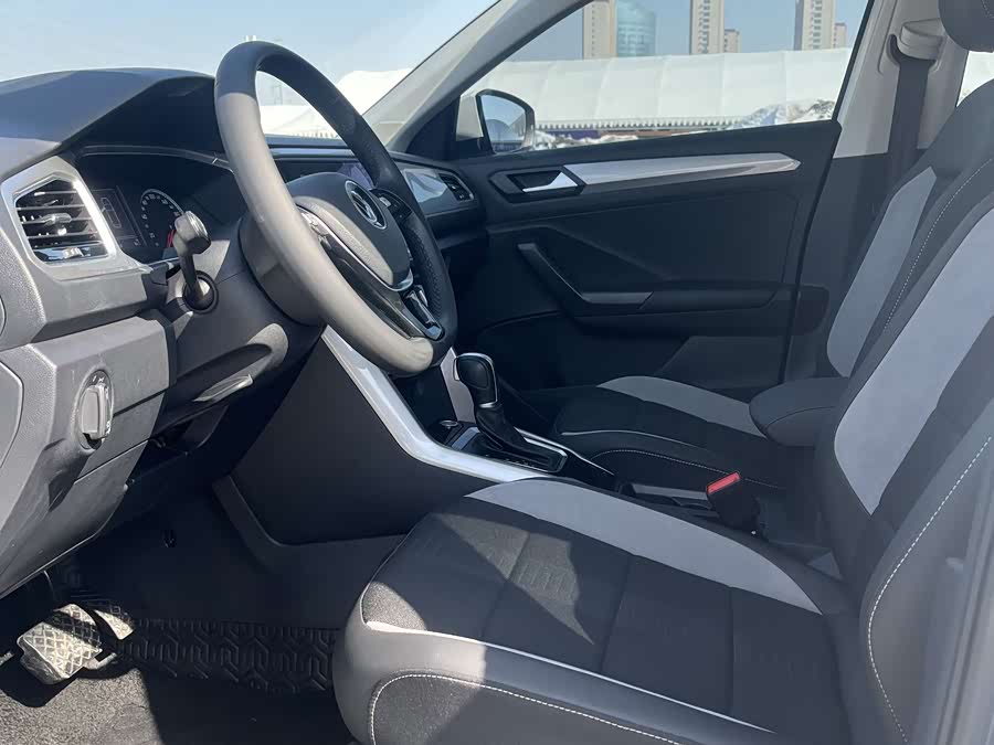 Volkswagen T-Roc 2022 car image #5